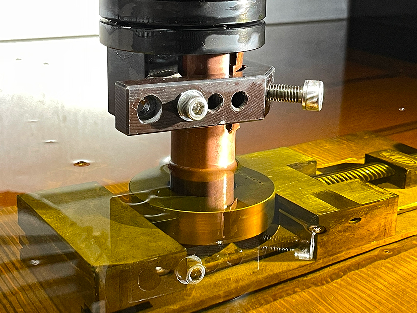 放電加工とは？原理・種類・メリットから切削加工との違いまで詳しく解説